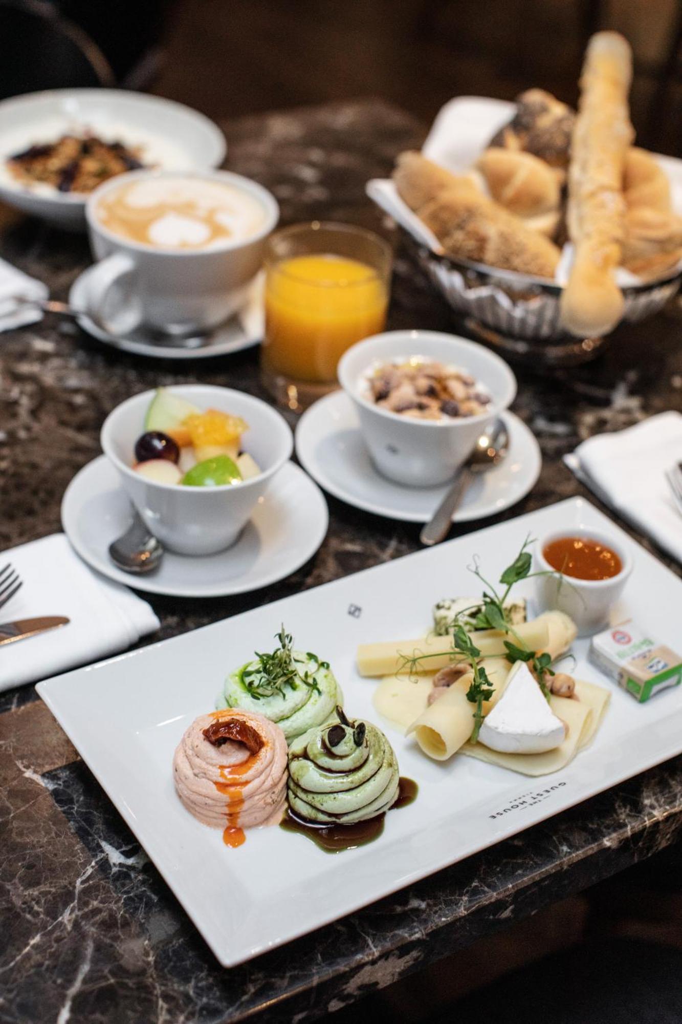 The Guesthouse Viyana Dış mekan fotoğraf A light breakfast